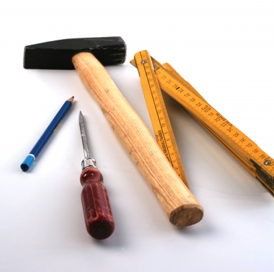 Werkzeug: Hammer, Zollstock, Schraubendreher